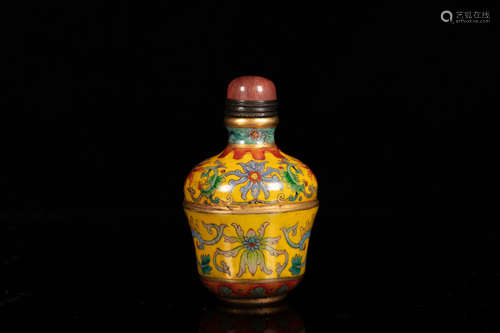 A YELLOW GROUND 'FLOWER' SNUFF BOTTLE