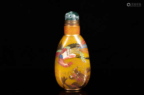 A 'DRAGON AND PHOENIX' SNUFF BOTTLE