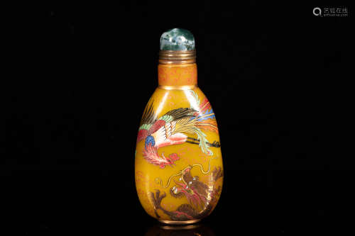 A 'DRAGON AND PHOENIX' SNUFF BOTTLE