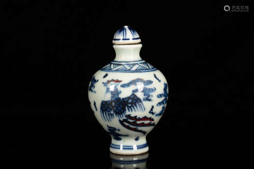 A BLUE AND WHITE AND IRON RED 'DRAGON AND PHOENIX' SNUFF BOTTLE