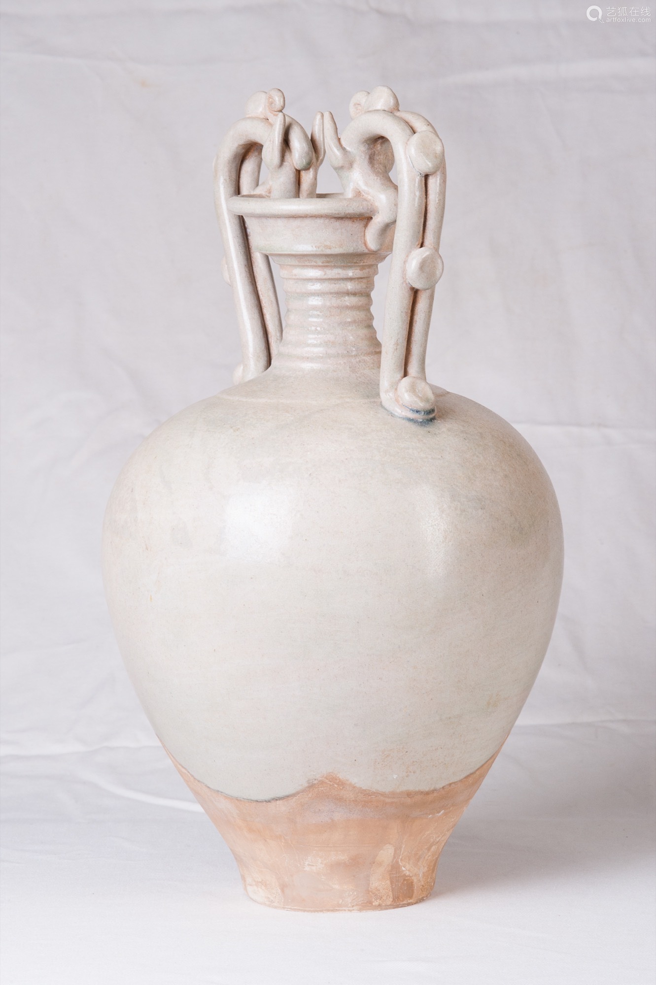 唐双龙耳青瓷瓶