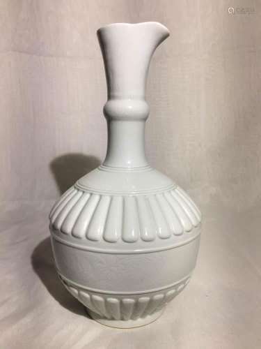 Chinese White Porcelain Ewer with Incised DÃ©cor