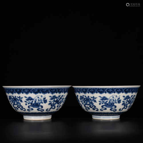 Qianlong of Qing Dynasty            A pair of blue and white bowls