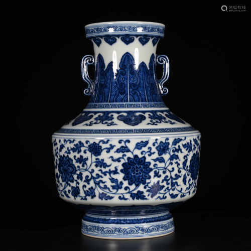 Qianlong of Qing Dynasty            Blue and white bottle with ears