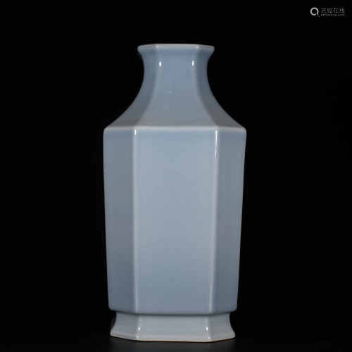 Yongzheng of Qing Dynasty            Sky blue glaze square vase