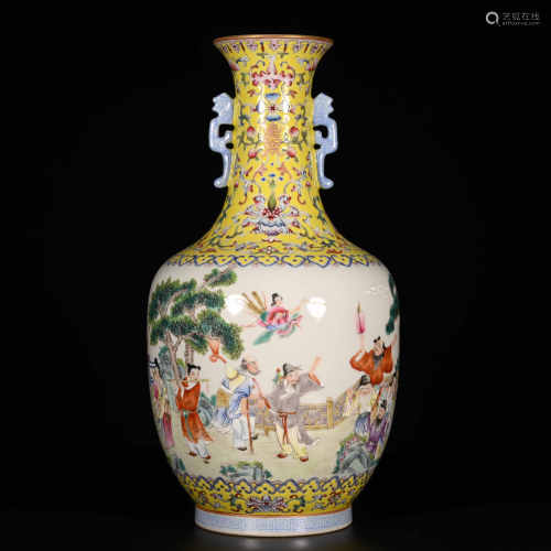 Jiaqing of Qing Dynasty            Famille rose figure bottle