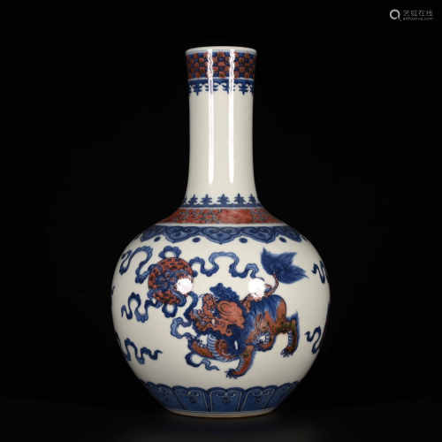 Qianlong of Qing Dynasty            Blue and white underglaze red bottle