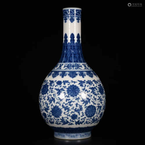 Qianlong of Qing Dynasty            Blue and white lotus gall bottle