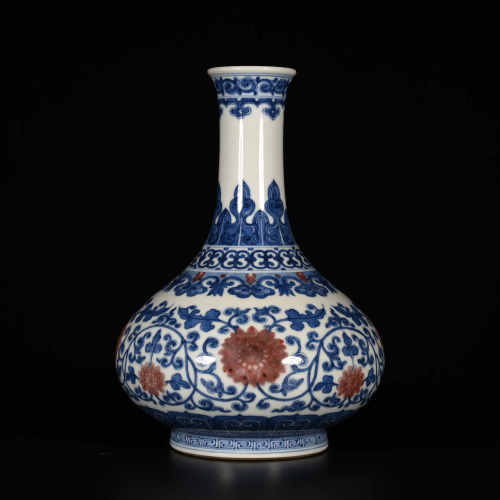 Qianlong of Qing Dynasty       Blue and white underglaze red bottle