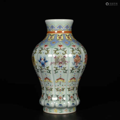 Qianlong of Qing Dynasty            Color bottle
