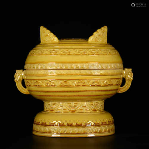 Qianlong of Qing Dynasty            Yellow glaze cover box
