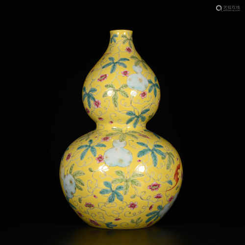 Qianlong of Qing Dynasty            Famille rose bottle