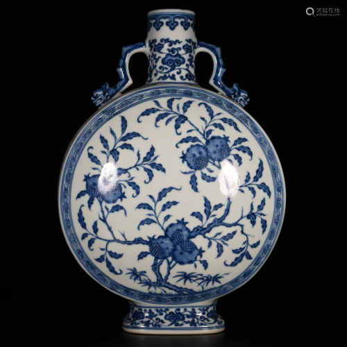 Qianlong of Qing Dynasty            Blue and white flat bottle