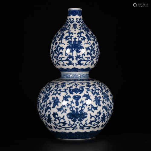 Qianlong of Qing Dynasty            Blue and white gourd bottle