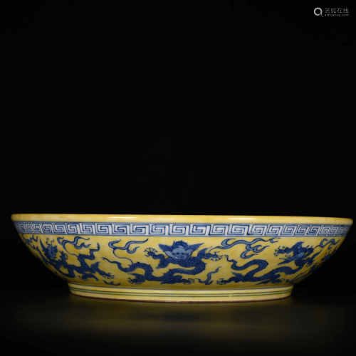 Ming Xuande            Yellow glaze blue and white dragon pattern plate