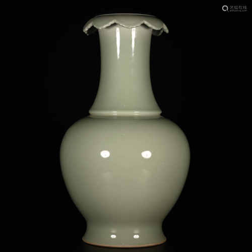 Qianlong of Qing Dynasty            Green glaze vase