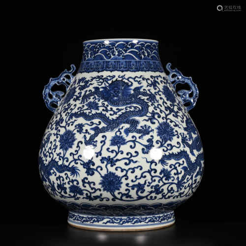 Qianlong of Qing Dynasty            Blue and white bottle with dragon pattern