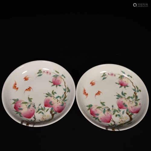 Yongzheng of Qing Dynasty            A pair of famille rose porcelain plates