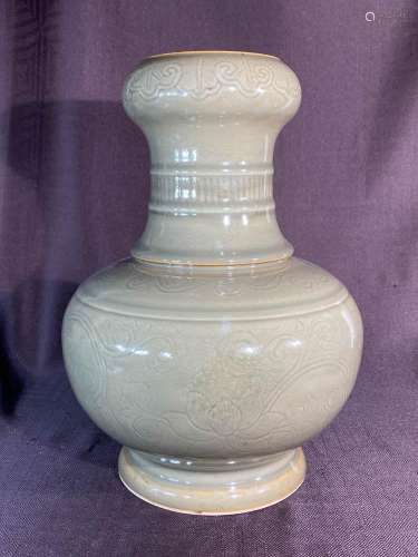 Chinese celadon porcelain vase with incised dÃ©cor