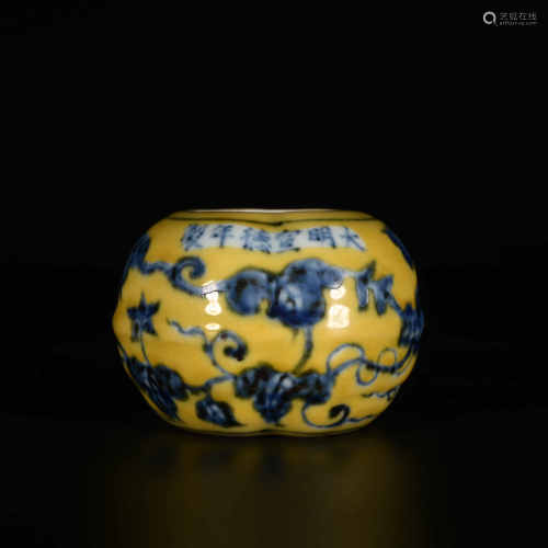 Ming Xuande            Yellow glazed blue and white pot