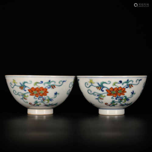 Yongzheng of Qing Dynasty            A pair of famille rose bowls