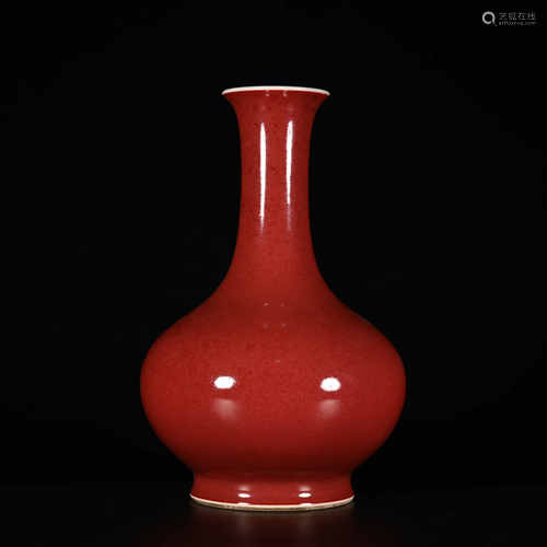 Qianlong of Qing Dynasty            Red glaze bottle