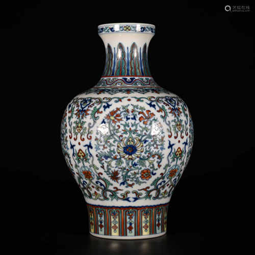 Qianlong of Qing Dynasty            Pastel bottle