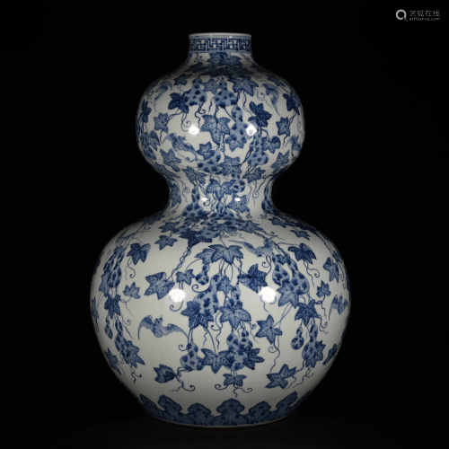 Qianlong of Qing Dynasty            Blue and white gourd bottle
