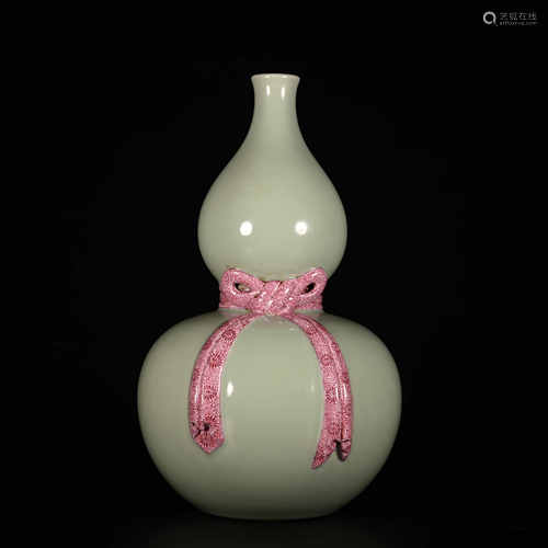 Qianlong of Qing Dynasty            Green glaze gourd bottle