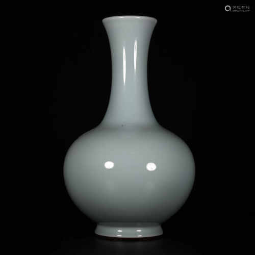 Qianlong of Qing Dynasty            Blue glaze vase