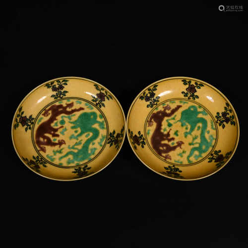 Qianlong of Qing Dynasty            A pair of three color dragon pattern plates