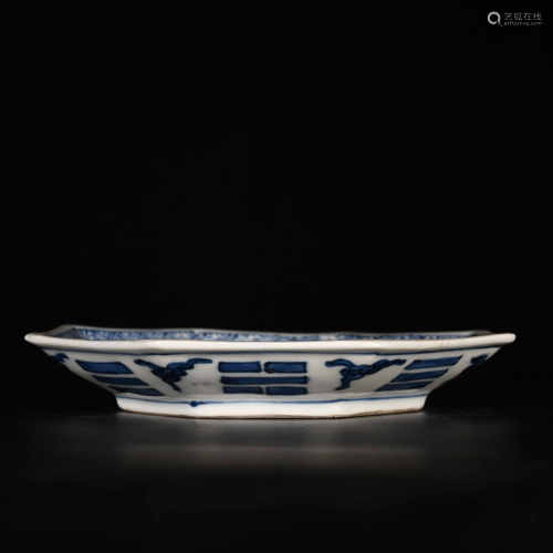 Jiajing of Ming Dynasty            Blue and white dragon pattern saucer