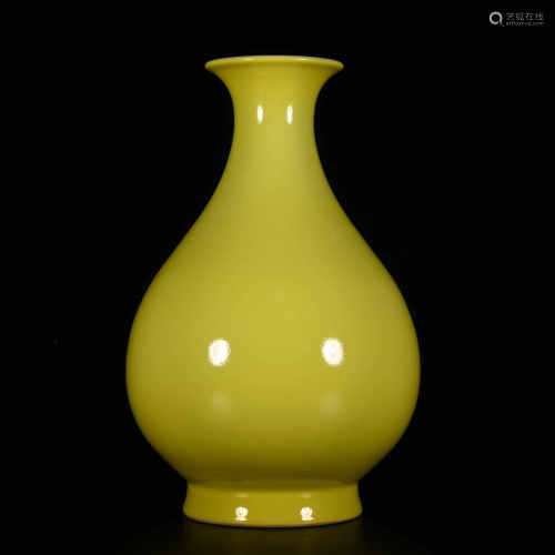 Qianlong of Qing Dynasty            Yellow glazed jade pot spring vase