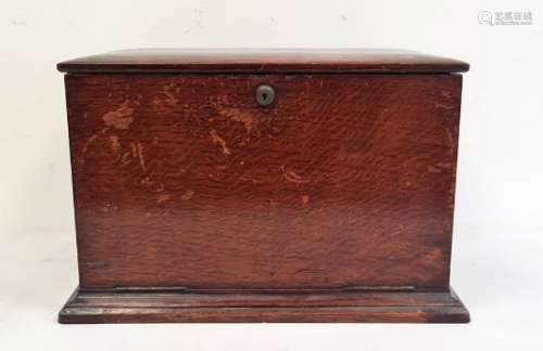 Late 19th century oak table-top desk tidy, the lift-up top enclosing compartmented interior, with