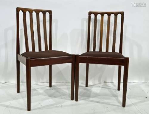 Yew circular breakfast table on turned pedestal and four reeded legs and four mid century chairs (5)