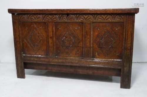 18th century oak coffer, the rectangular top with finger-cut sides and applied moulded edge to front