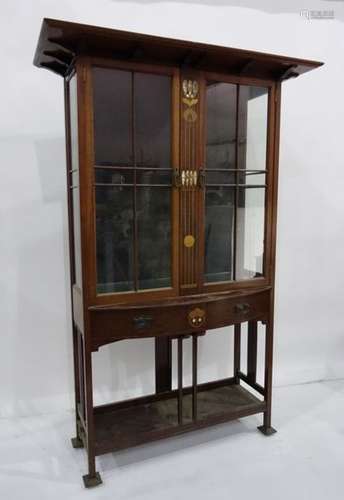 Early 20th century Art Nouveau display cabinet in mahogany, the two astragal-glazed doors bisected