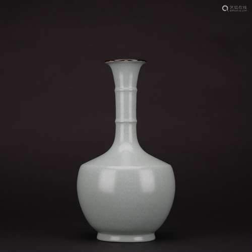 Qing dynasty Ge kiln lavender grey glaze bottle