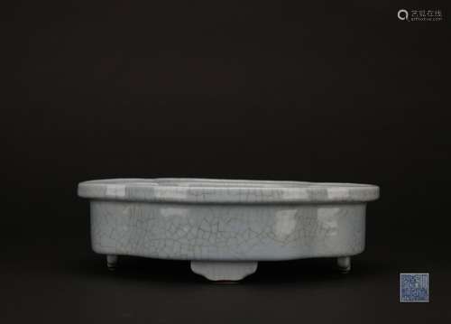 Qing dynasty Ge kiln writing brush washer