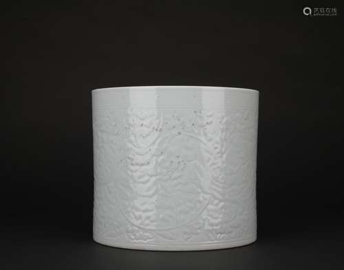 Qing dynasty white glaze pen container with flowers pattern