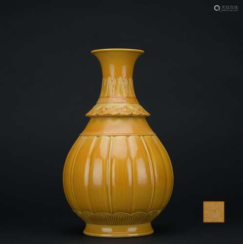 Qing dynasty monochromatic glaze bottle