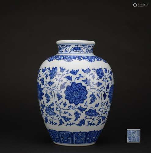 Qing dynasty blue and white bottle with flowers pattern