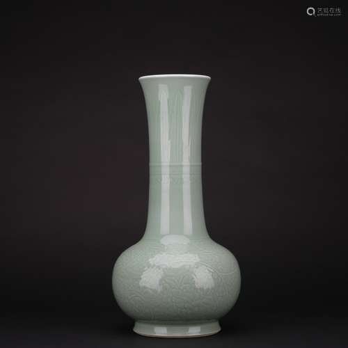 Qing dynasty lavender grey glaze bottle with flowers pattern