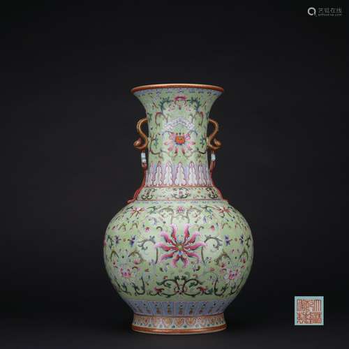 Qing dynasty famille rose bottle with flowers pattern