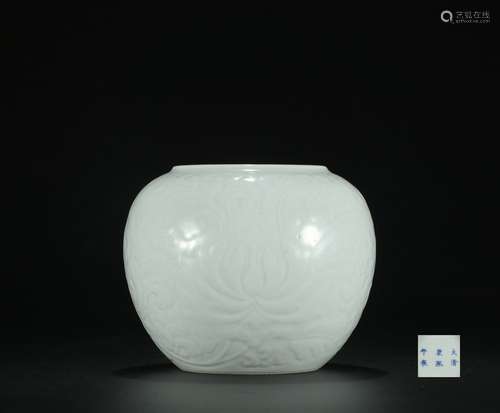 Qing dynasty white glaze jar with flowers pattern