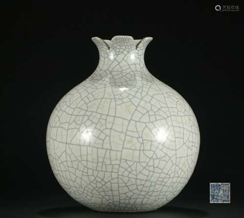 Qing dynasty Ge kiln bottle