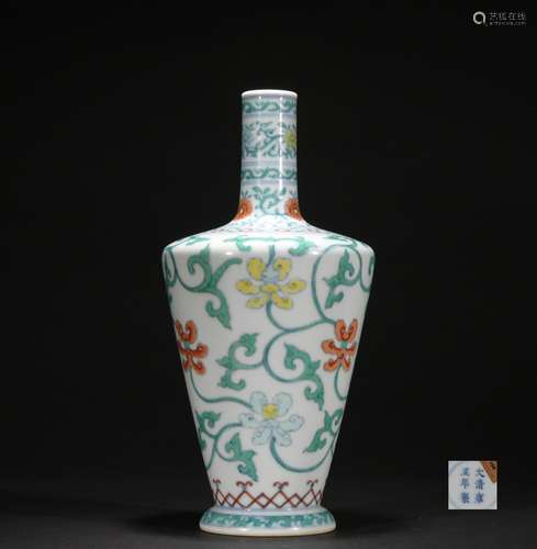 Qing dynasty multicolored bottle with flowers pattern