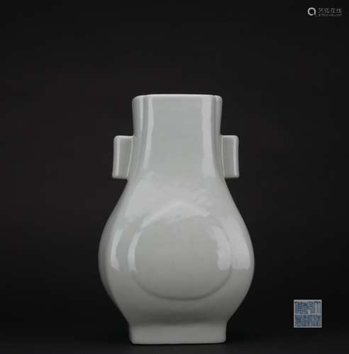 Qing dynasty lavender grey glaze bottle