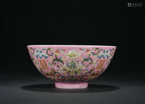 Qing dynasty famille rose bowl with flowers pattern