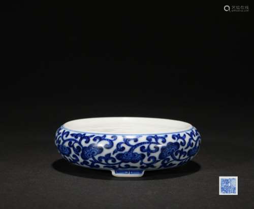 Qing dynasty blue and white writing-brush washer  with flowers pattern